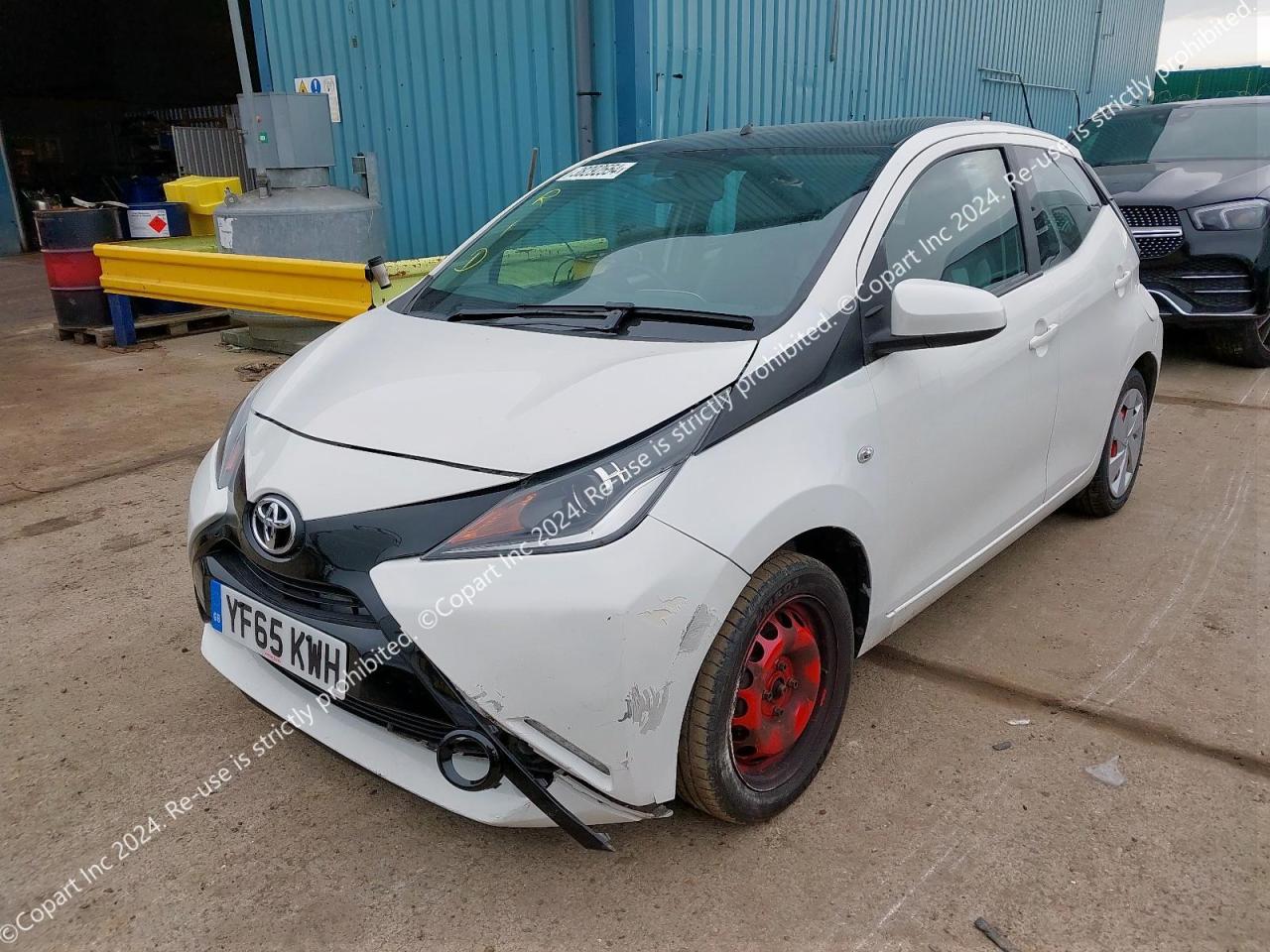 TOYOTA AYGO X-PLA 2015. Lot# 38292554. VIN JTDKGNECX0N129242. Photo 1